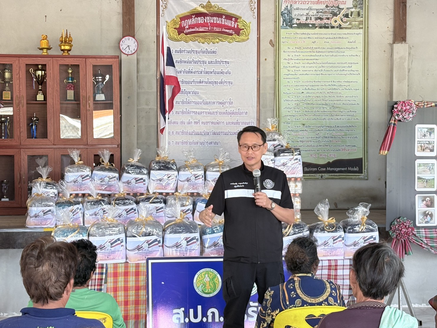 title - วันที่ 3 กุมภาพันธ์ 2569 นายเศรษฐเกียรติ กระจ่างวงษ์ เลขาธิการสำนักงานการปฏิรูปที่ดินเพื่อเกษตรกรรม    (ส.ป.ก.) มอบหมายให้สำนักงานการปฏิรูปที่ดินจังหวัดบุรีรัมย์ (ส.ป.ก.บุรีรัมย์) ดำเนินการมอบสิ่งของช่วยเหลือผู้ได้รับผลกระทบจากเหตุการณ์ความไม่สงบบริเวณแนวชายแดนไทย–กัมพูชาโดยนายประเสริฐ กาญจนเกียรติกุล ปฏิรูปที่ดินจังหวัดบุรีรัมย์ พร้อมด้วยเจ้าหน้าที่ ส.ป.ก.บุรีรัมย์ ได้ลงพื้นที่ตรวจเยี่ยม และมอบสิ่งของอุปโภคบริโภคเพื่อบรรเทาความเดือดร้อนให้แก่ผู้ได้รับผลกระทบในพื้นที่ ตำบลจันทบเพชร อำเภอบ้านกรวด จังหวัดบุรีรัมย์